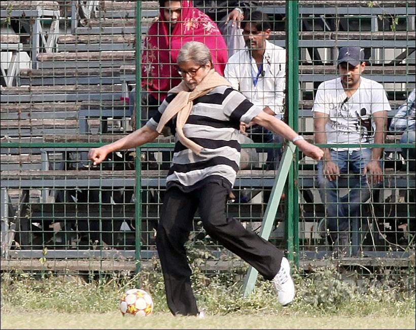 amitabh bachchan, amitabh bachchan movies, amitabh bachchan plays football, amitabh bachchan football, big b pics, amitabh bachchan football pics, amitabh bachchan pics, amitabh bachchan pictures, amitabh bachchan photos, amitabh bachchan football photos, entertainment