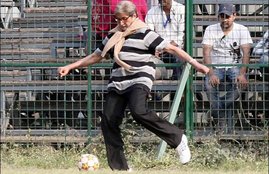 amitabh bachchan, amitabh bachchan movies, amitabh bachchan plays football, amitabh bachchan football, big b pics, amitabh bachchan football pics, amitabh bachchan pics, amitabh bachchan pictures, amitabh bachchan photos, amitabh bachchan football photos, entertainment