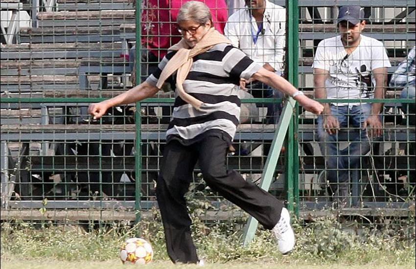 amitabh bachchan, amitabh bachchan movies, amitabh bachchan plays football, amitabh bachchan football, big b pics, amitabh bachchan football pics, amitabh bachchan pics, amitabh bachchan pictures, amitabh bachchan photos, amitabh bachchan football photos, entertainment