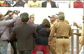 woman smeared ink, arvind kejriwal, Delhi Chief Minister, Chhatrasal Stadium, arvind kejriwal ink, odd even, अरविंद केजरीवाल, स्‍याही फेंकी, केजरीवाल पर स्‍याही, ऑर्डर ईवन, छत्रसाल स्‍टेडियम, latest hindi news, delhi news, hindi news
