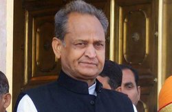 राजस्थान के किसानों को राहत का इंतजार, गहलोत ने की सरकारी खजाने से मदद करने की मांग