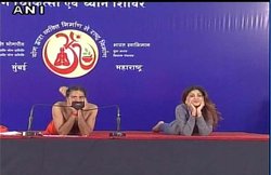 Video: बाबा रामदेव और शिल्‍पा शेट्टी एक मंच पर आए नजर, मिलकर लोगों को सिखाया योग