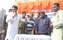 babul supriyo, west bengal election, West Bengal Assembly Elections 2016, 2016 Bengal elections, BJP MP, Babul Supriyo attends,TMC Foundation Day, टीएमसी फाउंडेशन डे, तृणमूल स्‍थापना दिवस, पश्चिम बंगाल, बंगाल चुनाव, बंगाली बीजेपी, latest news in hindi, hindi news, news in hindi
