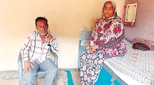 Beef search on train, Gauraksha leader, warns SP, threatens riots, beef controversy in india, beef controversy, खिरकिया स्टेशन, मुस्लिम दंपति के साथ मारपीट, कुशीनगर एक्सप्रेस,Gauraksha Samiti, Muslim couple, train beaten, MP, beef suspicion, Khirkiya railway station, Harda district, Madhya Pradesh beef, गौमांस, बीफ विवाद, मुस्लिम दंपति, गौरक्षा समिति, एमपी पुलिस, हिंदू, मुस्लिम