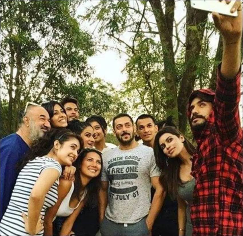 bigg boss, bigg boss 9, bigg boss party, salman khan, salman khan party, salman khan bigg boss party, prince narula, prince narula bigg boss party, suyyash rai, kishwer merchant, rochelle rao, keith seqeira, rishabh sinha, gizele thankral, bigg boss 9 party, bigg boss party salman, salman khan bigg boss party pics, bigg boss party pics, बिग बॉस 9, बिग बॉस 9 पार्टी