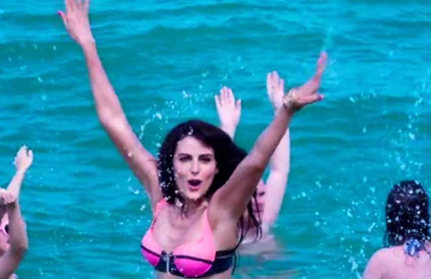 Video & Pics: सनी लियोनी के बाद Bigg Boss की मंदाना का Hot बिकनी सॉन्ग रिलीज Video & Pics: सनी लियोनी के बाद Bigg Boss की मंदाना का Hot बिकनी सॉन्ग रिलीज