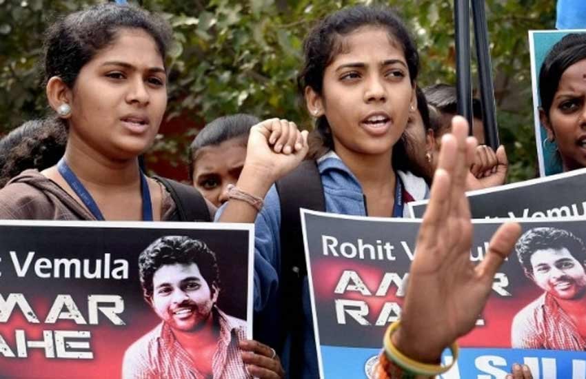 हैदराबाद के केंद्रीय विश्वविद्यालय के पीएचडी स्कॉलर छात्र रोहित वेमुला की आत्महत्या से एक बार फिर देश की राजनीति गरमा गई है।