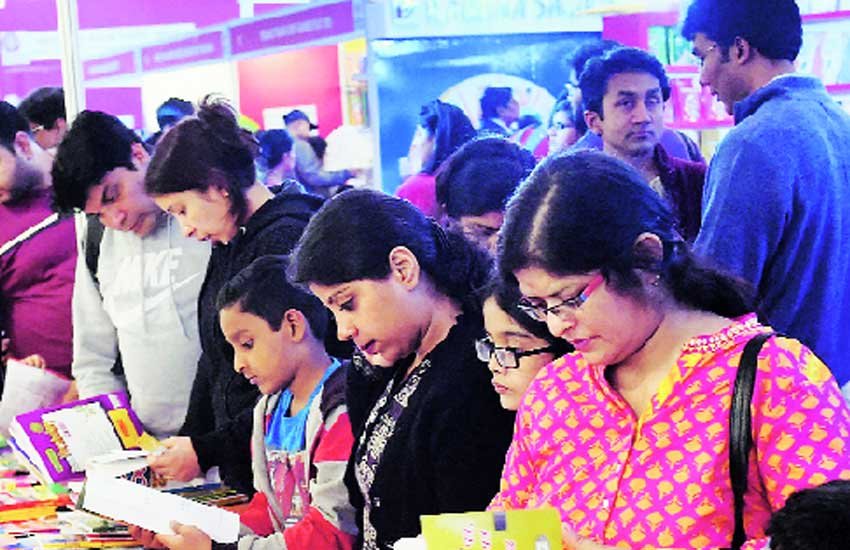 प्रगति मैदान में लगे विश्व पुस्तक मेले में रविवार को किताबें देखतीं छात्राएं। प्रगति मैदान में लगे विश्व पुस्तक मेले में रविवार को किताबें देखतीं छात्राएं।