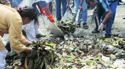 पीडब्लयूडी कर्मचारियों के साथ कूड़ा हटाने दिल्‍ली की सड़कों पर उतरे आप मंत्री और विधायक, भड़के सफाई कर्मचारी