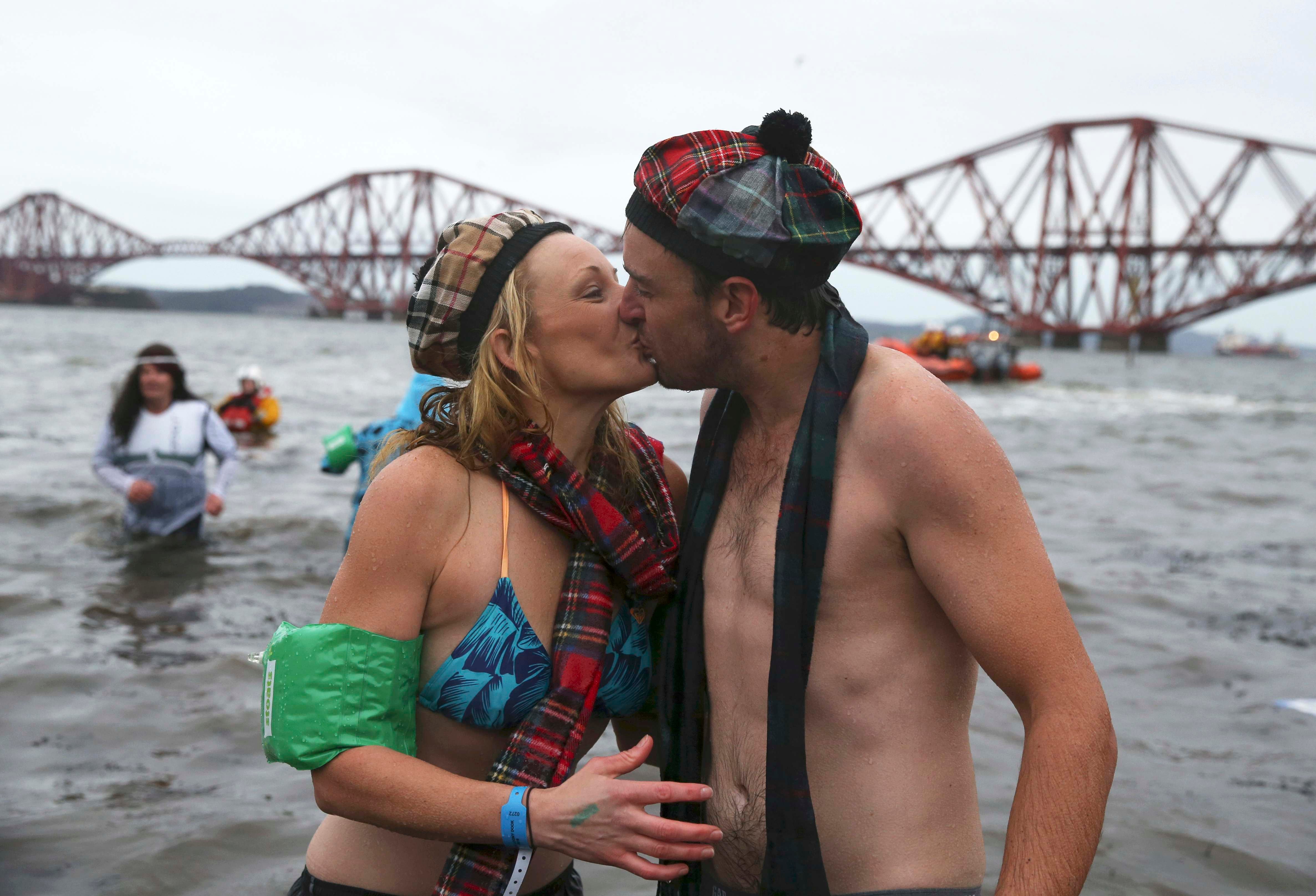 New year 2016 celebrations, new year anuual swimming photos, new year celebrations, United States, Canada, Vancouver, Saundersfoot, नए साल का जश्‍न, न्‍यू ईयर 2016, फोटो गैलरी, ठंडे पानी में गोता,