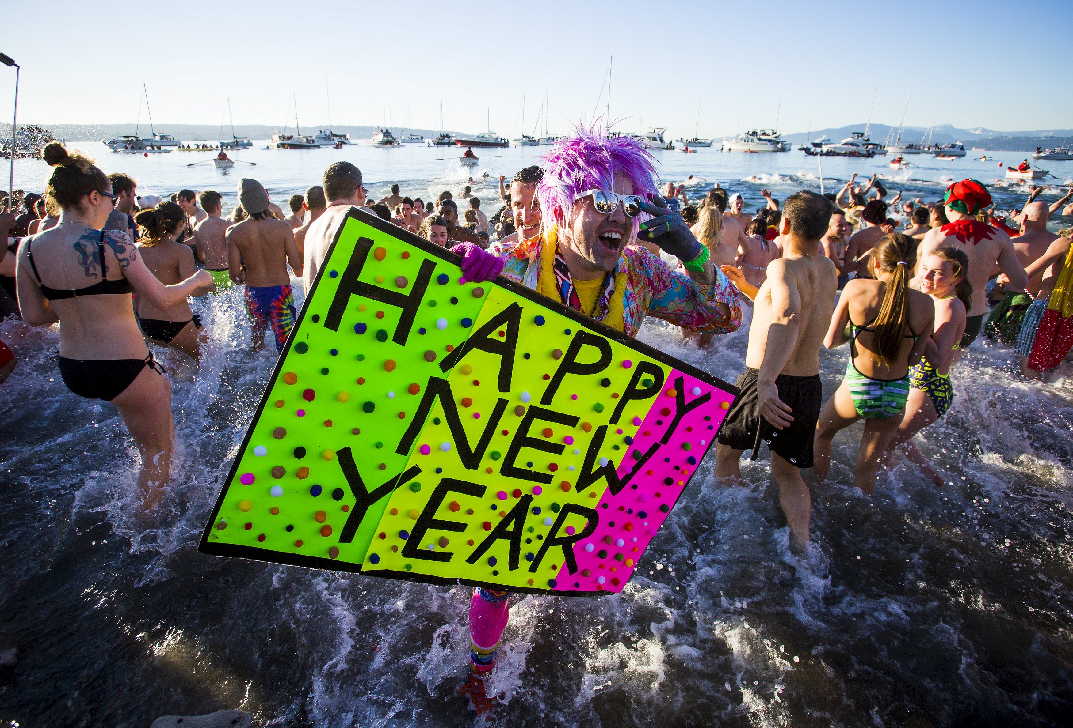 New year 2016 celebrations, new year anuual swimming photos, new year celebrations, United States, Canada, Vancouver, Saundersfoot, नए साल का जश्‍न, न्‍यू ईयर 2016, फोटो गैलरी, ठंडे पानी में गोता,