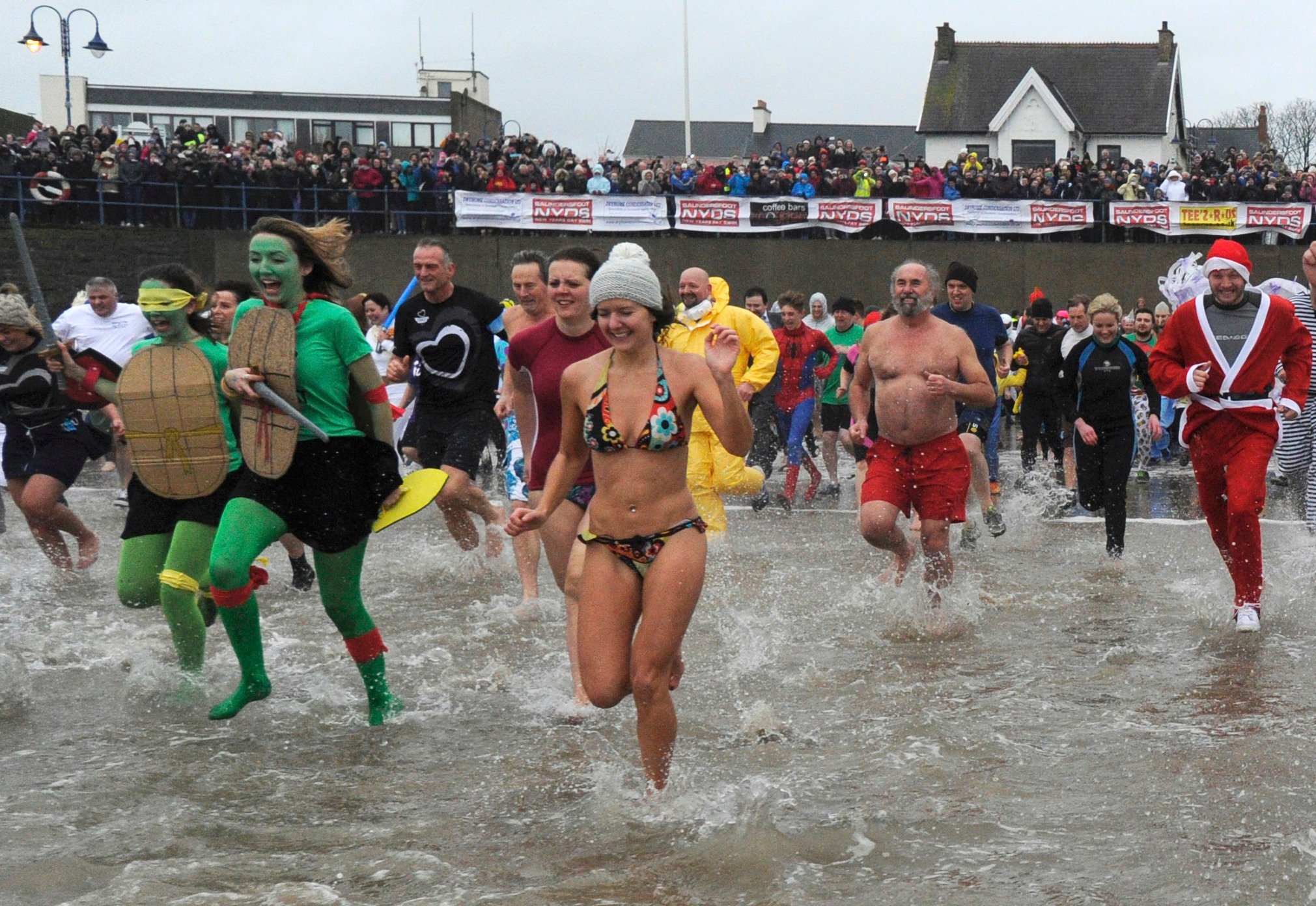New year 2016 celebrations, new year anuual swimming photos, new year celebrations, United States, Canada, Vancouver, Saundersfoot, नए साल का जश्‍न, न्‍यू ईयर 2016, फोटो गैलरी, ठंडे पानी में गोता,