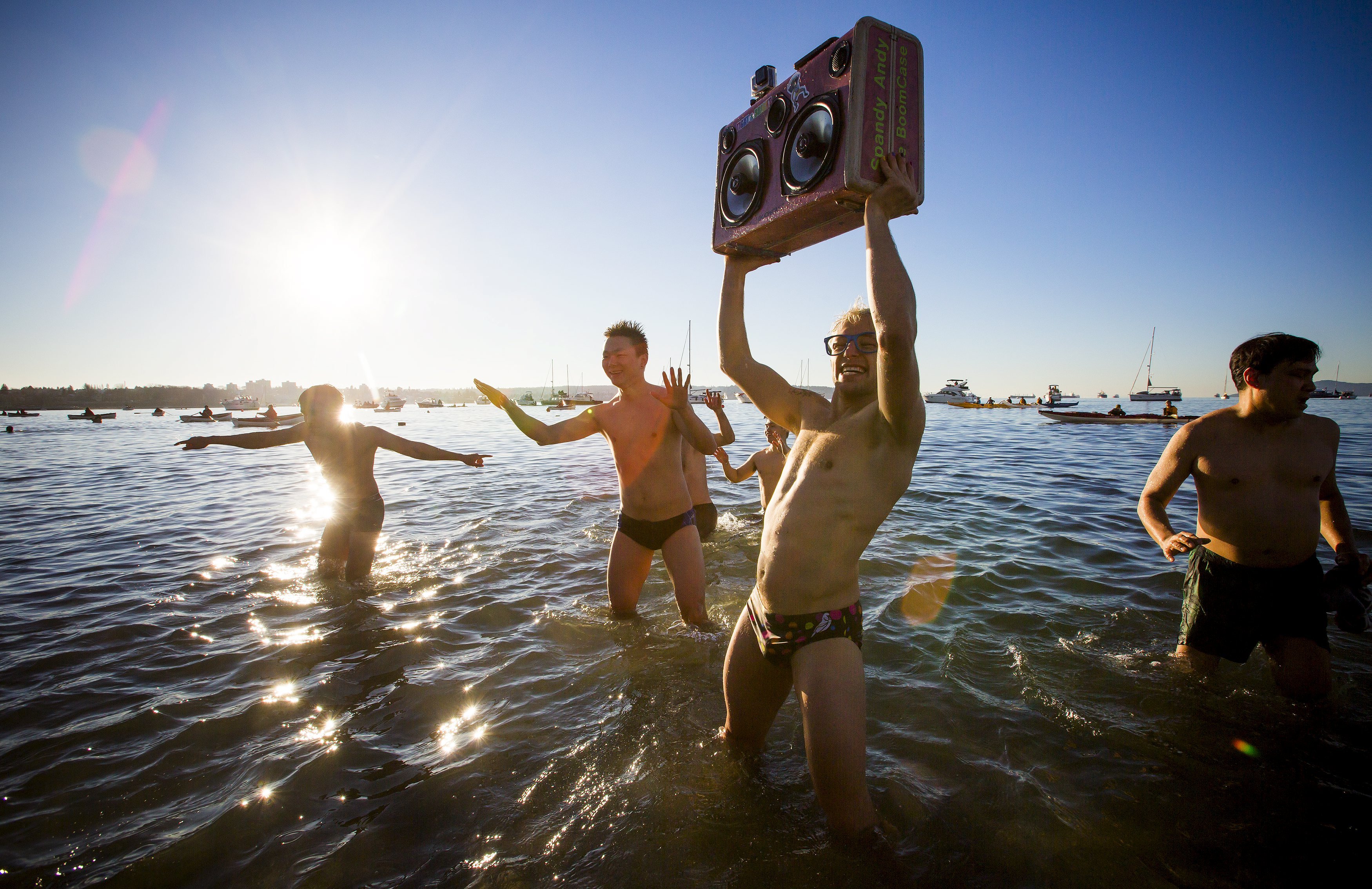 New year 2016 celebrations, new year anuual swimming photos, new year celebrations, United States, Canada, Vancouver, Saundersfoot, नए साल का जश्‍न, न्‍यू ईयर 2016, फोटो गैलरी, ठंडे पानी में गोता,