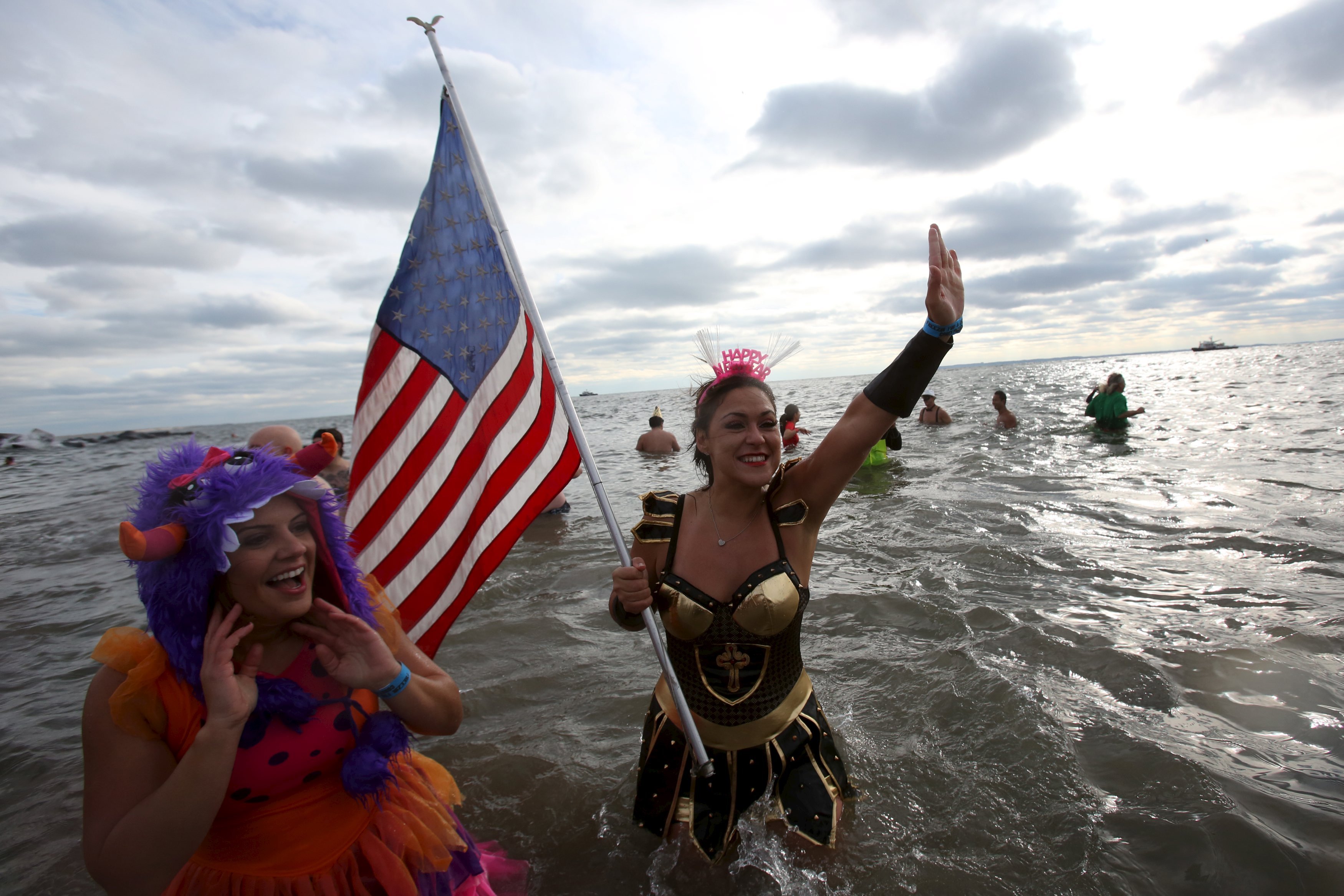 New year 2016 celebrations, new year anuual swimming photos, new year celebrations, United States, Canada, Vancouver, Saundersfoot, नए साल का जश्‍न, न्‍यू ईयर 2016, फोटो गैलरी, ठंडे पानी में गोता,
