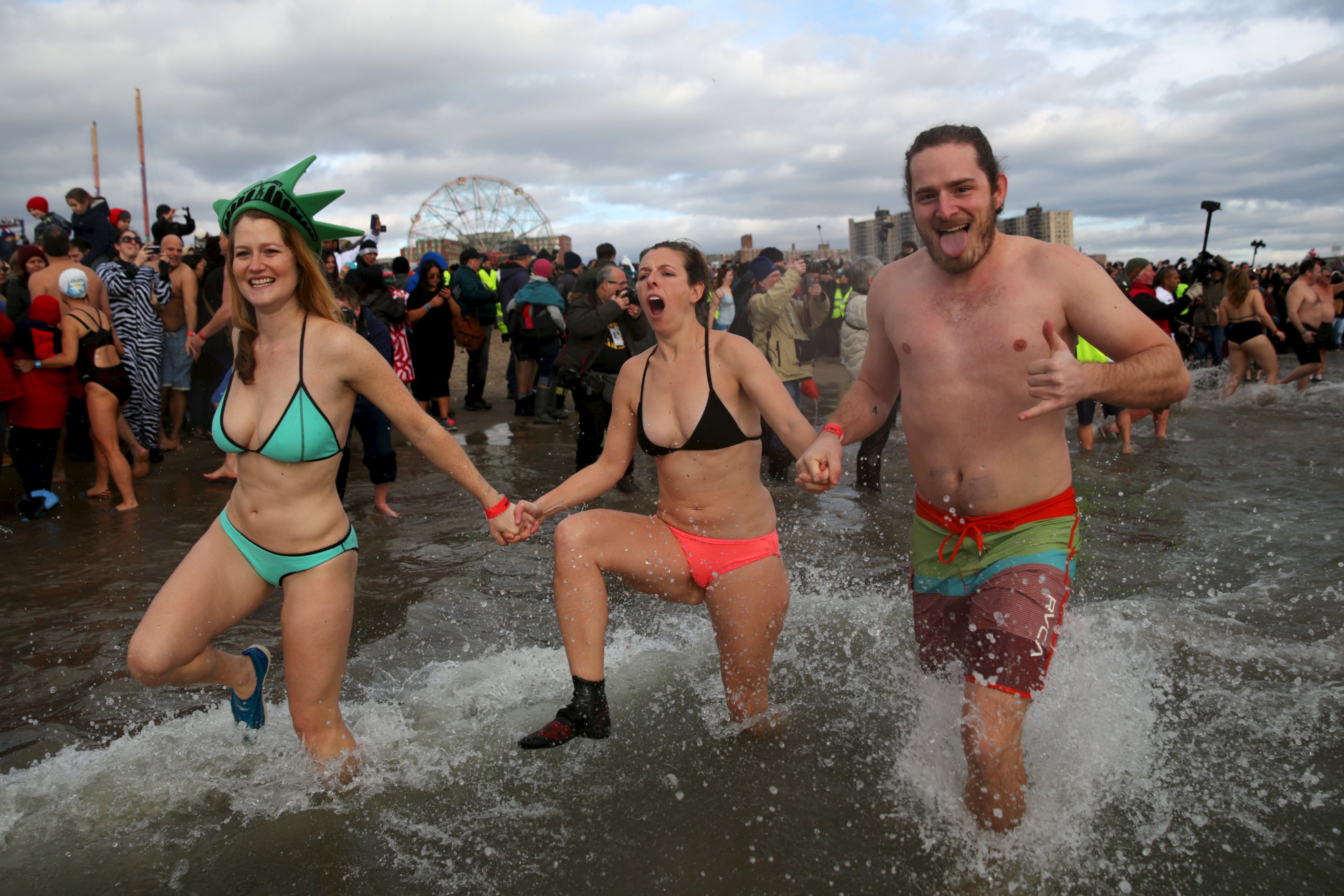 New year 2016 celebrations, new year anuual swimming photos, new year celebrations, United States, Canada, Vancouver, Saundersfoot, नए साल का जश्‍न, न्‍यू ईयर 2016, फोटो गैलरी, ठंडे पानी में गोता,