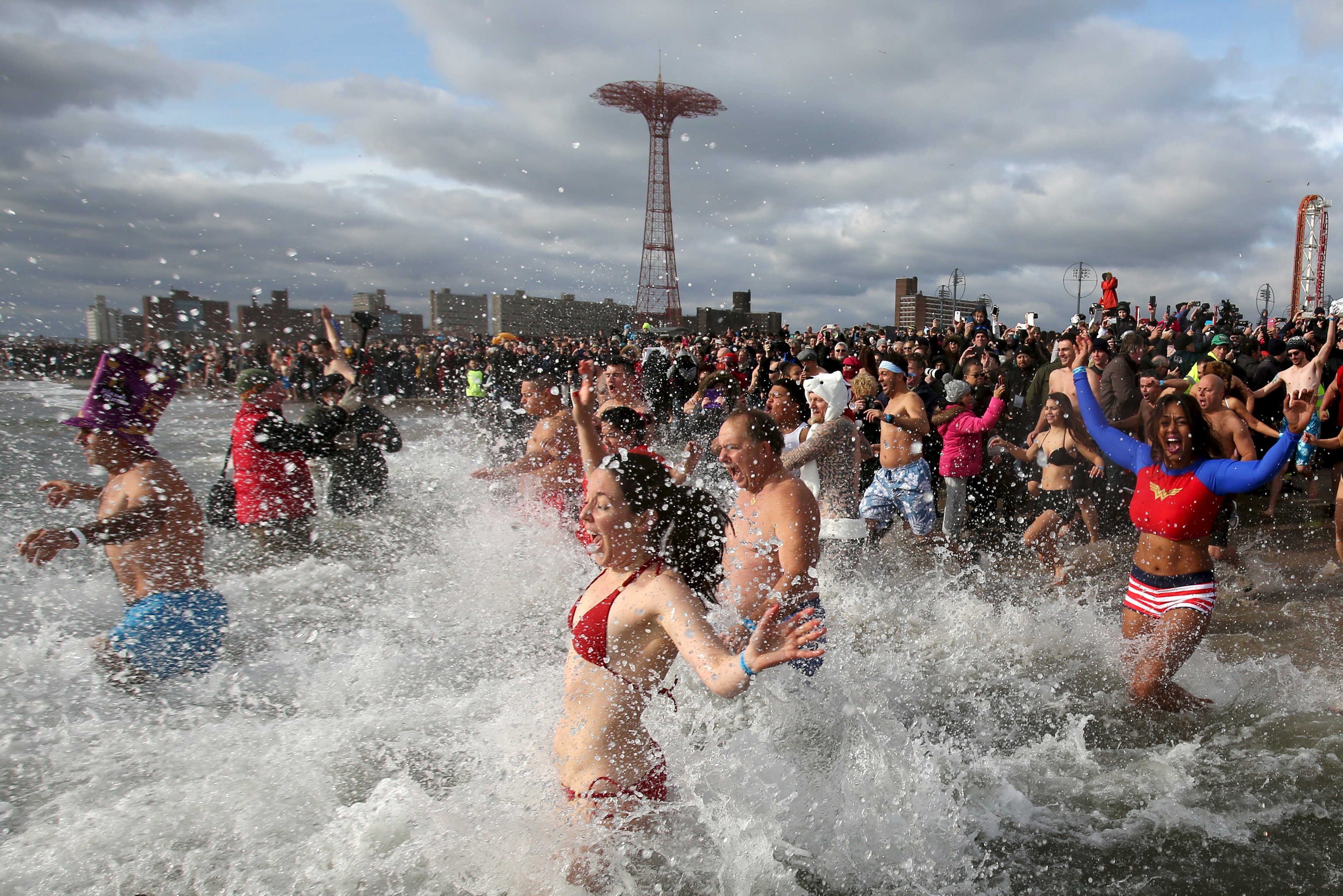 New year 2016 celebrations, new year anuual swimming photos, new year celebrations, United States, Canada, Vancouver, Saundersfoot, नए साल का जश्‍न, न्‍यू ईयर 2016, फोटो गैलरी, ठंडे पानी में गोता,