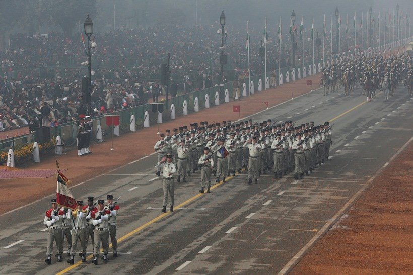 Republic Day parade, Rajpath parade, 67th Republic Day, Francois Hollande, PM Narendra Modi, Republic Day parade concludes, 67th Republic Day, flypast, IAF, Chakra, Mi-35 helicopters, Hercules, Hercules aircraft, गणतंत्र दिवस परेड, सुखोई, राजपथ परेड, भारतीय वायु सेना, पीएम नरेंद्र मोदी, फ्रांसुआ ओलांद