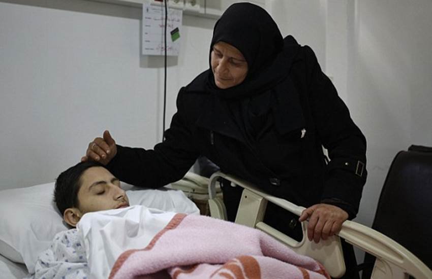 Horror of the starving, eat cats, eat dogs, eat grass, food supplie, Syrians trapped, ISIS news, Bashar Al Assad, besieged villages, isis syria, सीरिया, भुखमरी, घास, कुत्‍ता, बिल्‍ली, फूड सप्‍लाई, खाद्य आपूर्ति, बशर अली असद, आईएसआईएस, सीरियाई विद्रोही, latest syria news, news in hindi, hindi news