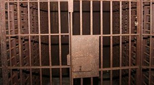 yoga, prisoner yoga, yoga i prison, maharashtra jail, yoga in maharashtra jail, mumbai news, जेल कैदी योग, योग सजा तीन महीने कम, जेल में योग, हिंदी न्‍यूज