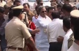 Chief Minister Siddaramaiah, Siddaramaiah slaps senior government official, Ballari, Karnataka, सिद्दारमैया, थप्पड़, कमिश्नर, कैमरा