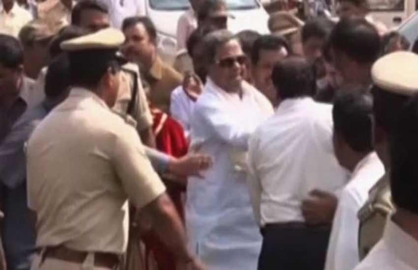 Chief Minister Siddaramaiah, Siddaramaiah slaps senior government official, Ballari, Karnataka, सिद्दारमैया, थप्पड़, कमिश्नर, कैमरा