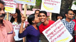 Kiss Street, Hanuman Sena, Kiss Street Kozhikode, Kiss of Love, Hanuman Sena Attack Kiss Street, Kiss of love News, Hanuman Sena Kiss Of Love, Kiss of love Kozhikode, Kozhikode, Kerala News, Kerala Police