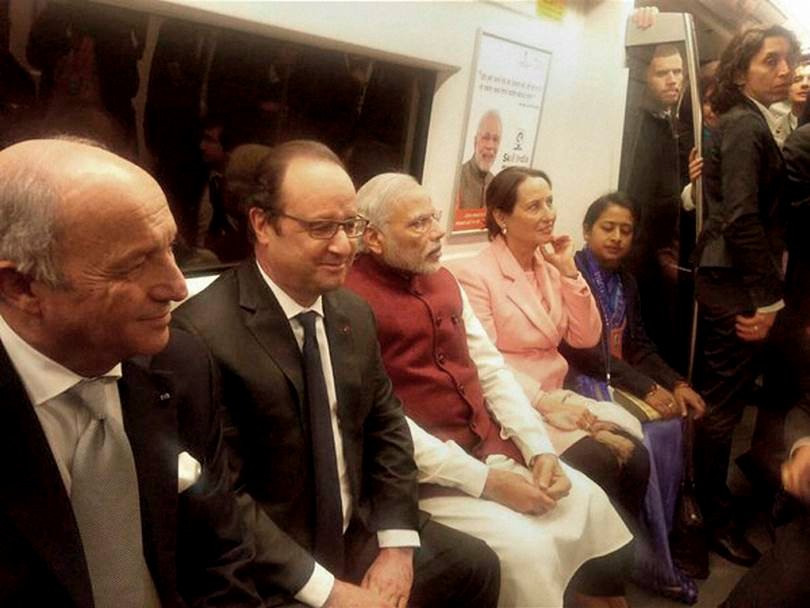 Narendra Modi, Francois Hollande, Modi Hollande in Metro, Eco Friendly Metro, Gurgaon Metro, Modi Hollande Eco Friendly Metro, Modi Hollande Metro Photo, Modi Hollande Gurgaon Metro, ISA, Gurgaon ISA