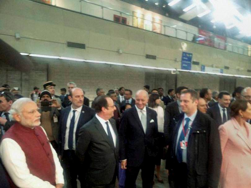 Narendra Modi, Francois Hollande, Modi Hollande in Metro, Eco Friendly Metro, Gurgaon Metro, Modi Hollande Eco Friendly Metro, Modi Hollande Metro Photo, Modi Hollande Gurgaon Metro, ISA, Gurgaon ISA