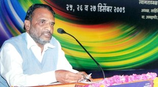 writer Shripal Sabnis, remarks against PM Narendra Modi, Shripal Sabnis, 18th Akhil Bharatiya Marathi Sahitya Sammelan, लेखक जान की धमकी, लेखक श्रीपाल सबनीस, लेखक मोदी जान से मारने की धमकी, latest news in hindi, marathi author gets death threat, death threat to shripal sabnis, shripal sabnis gets death threat, BJP threatens, marathi author against Modi, akhil bhartiya marathi sahitya sammelan president, FIR against BJP