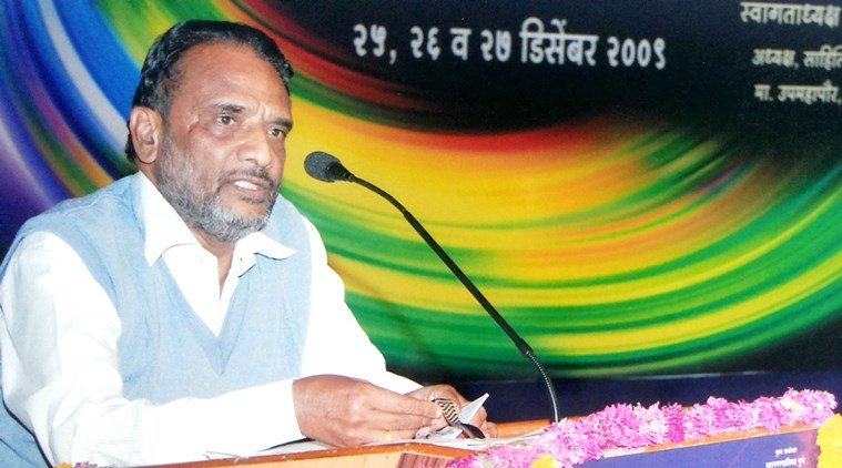 writer Shripal Sabnis, remarks against PM Narendra Modi, Shripal Sabnis, 18th Akhil Bharatiya Marathi Sahitya Sammelan, लेखक जान की धमकी, लेखक श्रीपाल सबनीस, लेखक मोदी जान से मारने की धमकी, latest news in hindi, marathi author gets death threat, death threat to shripal sabnis, shripal sabnis gets death threat, BJP threatens, marathi author against Modi, akhil bhartiya marathi sahitya sammelan president, FIR against BJP