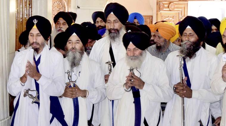 शिरोमणि गुरुद्वारा प्रबंधक कमेटी ने चार पंज प्यारों को बर्खास्त कर दिया और पांचवें को सेवानिवृत्त घोषित कर दिया..