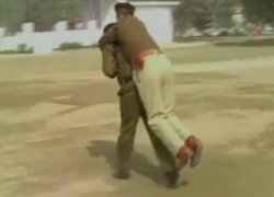 उत्तराखंड: सीनियरों को कंधों पर उठाकर दौड़े पुलिसवाले, देखें फिटनेस टेस्ट का VIDEO