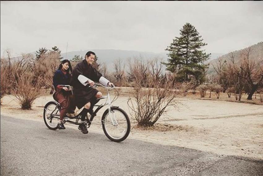 Jigme Khesar Namgyel Wangchuck, Jigme Wangchuck, bhutan king and queen love story, bhutan queen baby bump, queen jetsun pema pregnant, queen jetsun pema pregnant, भूटान किंग, भूटान नरेश, भूटान की महारानी, भूटान क्वीन, जेट्सन पेमा, भूटान नरेश की पत्नी, भूटान महारानी प्रेग्नेंट, पेमा गर्भवती, bhutan king and queen pics, जिग्मे वांगचुक