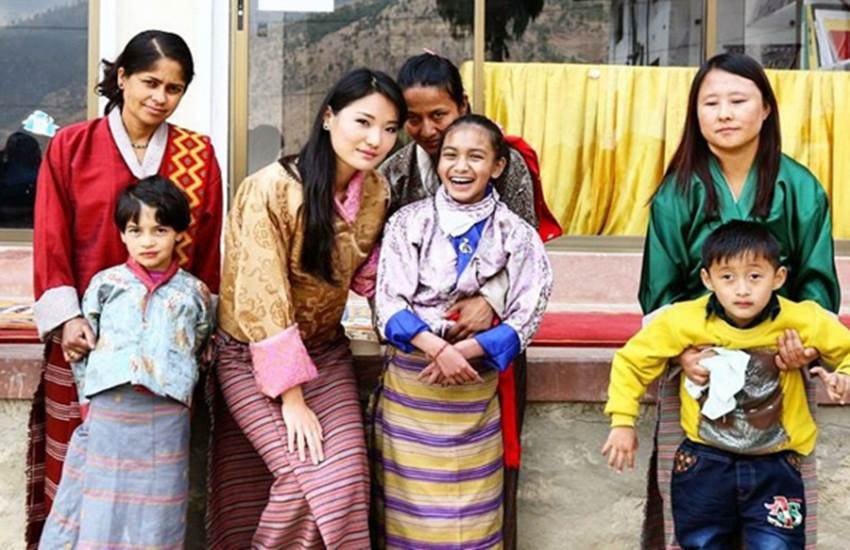 Jigme Khesar Namgyel Wangchuck, Jigme Wangchuck, bhutan king and queen love story, bhutan queen baby bump, queen jetsun pema pregnant, queen jetsun pema pregnant, भूटान किंग, भूटान नरेश, भूटान की महारानी, भूटान क्वीन, जेट्सन पेमा, भूटान नरेश की पत्नी, भूटान महारानी प्रेग्नेंट, पेमा गर्भवती, bhutan king and queen pics, जिग्मे वांगचुक