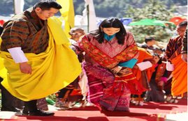Jigme Khesar Namgyel Wangchuck, Jigme Wangchuck, bhutan king and queen love story, bhutan queen baby bump, queen jetsun pema pregnant, queen jetsun pema pregnant, भूटान किंग, भूटान नरेश, भूटान की महारानी, भूटान क्‍वीन, जेट्सन पेमा, भूटान नरेश की पत्‍नी, भूटान महारानी प्रेग्‍नेंट, पेमा गर्भवती, bhutan king and queen pics, जिग्‍मे वांगचुक