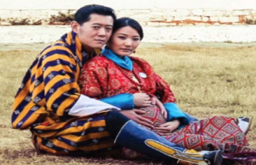 Jigme Khesar Namgyel Wangchuck, Jigme Wangchuck, bhutan king and queen love story, bhutan queen baby bump, queen jetsun pema pregnant, queen jetsun pema pregnant, भूटान किंग, भूटान नरेश, भूटान की महारानी, भूटान क्वीन, जेट्सन पेमा, भूटान नरेश की पत्नी, भूटान महारानी प्रेग्नेंट, पेमा गर्भवती, bhutan king and queen pics, जिग्मे वांगचुक