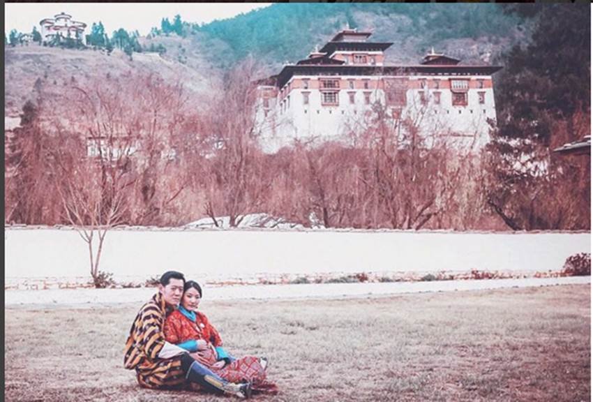 Jigme Khesar Namgyel Wangchuck, Jigme Wangchuck, bhutan king and queen love story, bhutan queen baby bump, queen jetsun pema pregnant, queen jetsun pema pregnant, भूटान किंग, भूटान नरेश, भूटान की महारानी, भूटान क्वीन, जेट्सन पेमा, भूटान नरेश की पत्नी, भूटान महारानी प्रेग्नेंट, पेमा गर्भवती, bhutan king and queen pics, जिग्मे वांगचुक