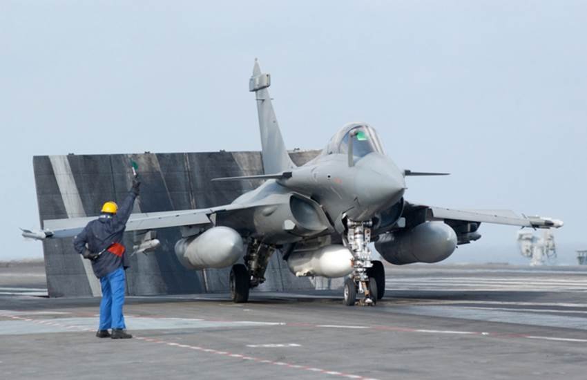 Francois Hollande, PM Modi, Narnedra Modi, Rafale deal, 36 rafale Aircraft, India, France MoU, Rafale jets, rafale fighter china and pakistan, राफेल, चीन, पाकिस्‍तान, नरेंद्र मोदी, पीएम मोदी, भारत और फ्रांस, राफेल डील