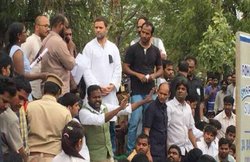 रोहित वेमुला केसः ABVP के कैंडिल मार्च में शामिल होने हैदराबाद पहुंचे राहुल, अरेस्ट हुए कई छात्र
