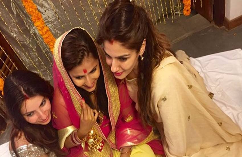 raveena tandon, chhaya tandon, chhaya tandon wedding, raveena tandon chhaya tandon, raveena tandon adopted daughter, raveena tandon younger daughter, chhaya tandon marraige, entertainment news, रवीना टंडन, रवीना टंडन बेटी, छाया टंडन