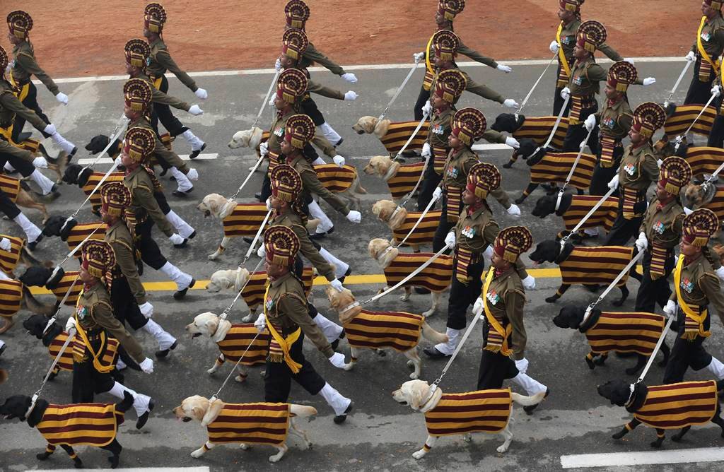 Republic Day parade, Rajpath parade, 67th Republic Day, Francois Hollande, PM Narendra Modi, Republic Day parade concludes, 67th Republic Day, flypast, IAF, Chakra, Mi-35 helicopters, Hercules, Hercules aircraft, गणतंत्र दिवस परेड, सुखोई, राजपथ परेड, भारतीय वायु सेना, पीएम नरेंद्र मोदी, फ्रांसुआ ओलांद