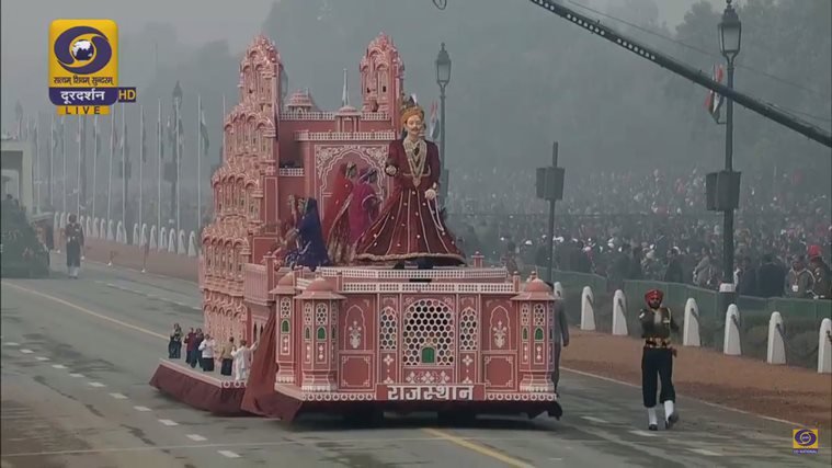 Republic Day parade, Rajpath parade, 67th Republic Day, Francois Hollande, PM Narendra Modi, Republic Day parade concludes, 67th Republic Day, flypast, IAF, Chakra, Mi-35 helicopters, Hercules, Hercules aircraft, गणतंत्र दिवस परेड, सुखोई, राजपथ परेड, भारतीय वायु सेना, पीएम नरेंद्र मोदी, फ्रांसुआ ओलांद