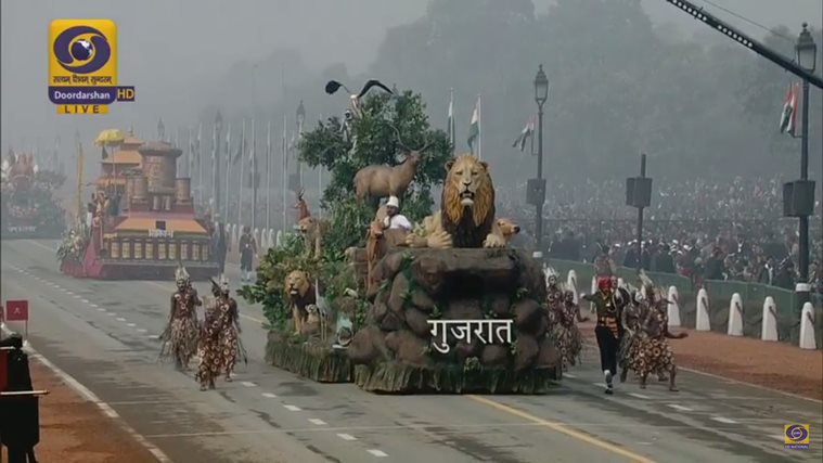 Republic Day parade, Rajpath parade, 67th Republic Day, Francois Hollande, PM Narendra Modi, Republic Day parade concludes, 67th Republic Day, flypast, IAF, Chakra, Mi-35 helicopters, Hercules, Hercules aircraft, गणतंत्र दिवस परेड, सुखोई, राजपथ परेड, भारतीय वायु सेना, पीएम नरेंद्र मोदी, फ्रांसुआ ओलांद