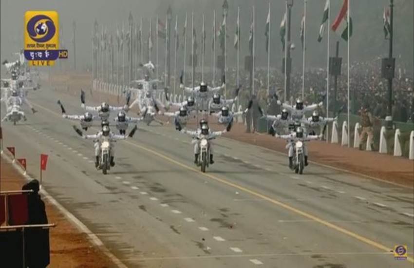Republic Day parade, Rajpath parade, 67th Republic Day, Francois Hollande, PM Narendra Modi, Republic Day parade concludes, 67th Republic Day, flypast, IAF, Chakra, Mi-35 helicopters, Hercules, Hercules aircraft, गणतंत्र दिवस परेड, सुखोई, राजपथ परेड, भारतीय वायु सेना, पीएम नरेंद्र मोदी, फ्रांसुआ ओलांद