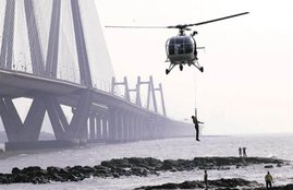 Mumbai girl falls, Bandra, Mumbai, Selfie, Selfie craze, Woman drowns, से सेल्फी, लड़की डूबी, मुंबई सेल्फी, डूबने से मौत, बांद्रा बैंड स्‍टैंड, latest mumbai news, news in hindi, hindi news