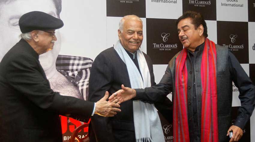 शत्रुघ्‍न सिन्‍हा की बुक लॉन्‍च के मौके पर लालकृष्‍ण आडवाणी, यशवंत सिन्‍हा, कीर्ति आजाद समेत केन्‍द्रीय मंत्री हर्षवर्धन और वीके सिंह शामिल थे। ((एक्‍सप्रेस फोटो: रेणुका पुरी) 
