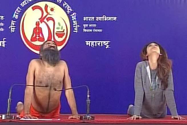 ENTERTAINMENT, Shilpa shetty, Ramdev baba, shilpa yoga with ramdev baba, shilpa shetty- ramdev yoga, shilpa shetty yoga photos
