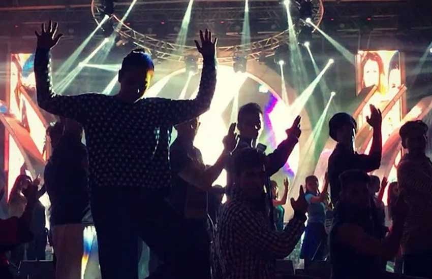 Saifai mahotsav, Ranveer singh, Kareena Kapoor, Sonakshi Sinha, Arjun Kapoor, Ranveer Arjun, Kareena Arjun, Kareena Saif, Saif Ali Khan, Kareena kapoor, Parineeti Chopra, Karishma Tanna Sunil Grover, Saifai mahotsav finale photos, Sonaksahi Saifai performance, सैफई महोत्‍सव, करीना सैफई महोत्‍सव, रनवीर सिंह और सैफ अली खान,सोनाक्षी सिन्‍हा, सैफई महोत्‍सव तस्‍वीरें