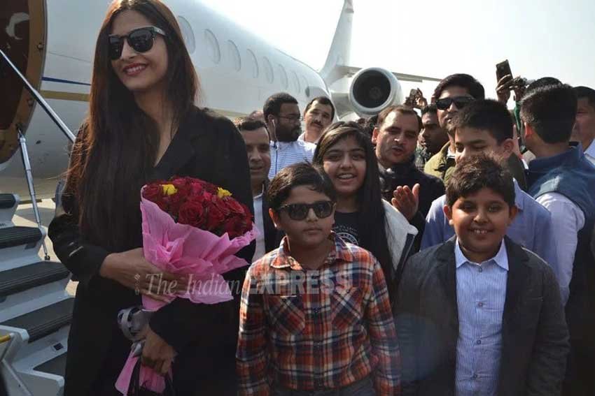 Saifai mahotsav, Ranveer singh, Kareena Kapoor, Sonakshi Sinha, Arjun Kapoor, Ranveer Arjun, Kareena Arjun, Kareena Saif, Saif Ali Khan, Kareena kapoor, Parineeti Chopra, Karishma Tanna Sunil Grover, Saifai mahotsav finale photos, Sonaksahi Saifai performance, सैफई महोत्‍सव, करीना सैफई महोत्‍सव, रनवीर सिंह और सैफ अली खान,सोनाक्षी सिन्‍हा, सैफई महोत्‍सव तस्‍वीरें