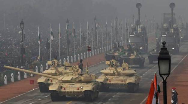 Republic Day parade, Rajpath parade, 67th Republic Day, Francois Hollande, PM Narendra Modi, Republic Day parade concludes, 67th Republic Day, flypast, IAF, Chakra, Mi-35 helicopters, Hercules, Hercules aircraft, गणतंत्र दिवस परेड, सुखोई, राजपथ परेड, भारतीय वायु सेना, पीएम नरेंद्र मोदी, फ्रांसुआ ओलांद